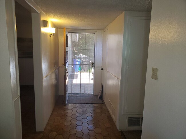 Foto del edificio - Single-story home with a private pool in the SDSU.