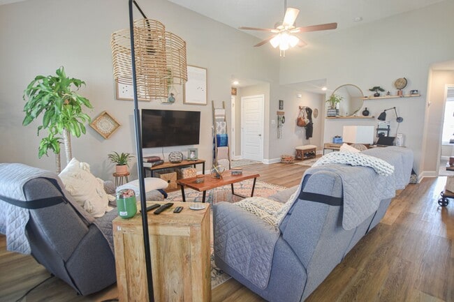 Building Photo - Pet Friendly Three Bedroom!