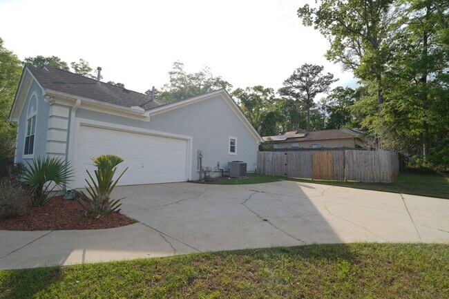 Foto del edificio - 3 Bed / 2 Bath with Large Yard/Garage in Bucklake area!