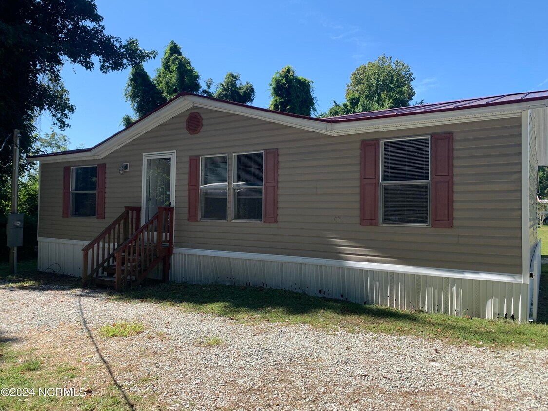 Primary Photo - 305 Leonard St