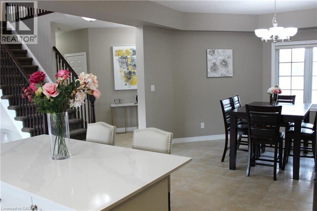 Building Photo - 561 Thomas Slee Dr