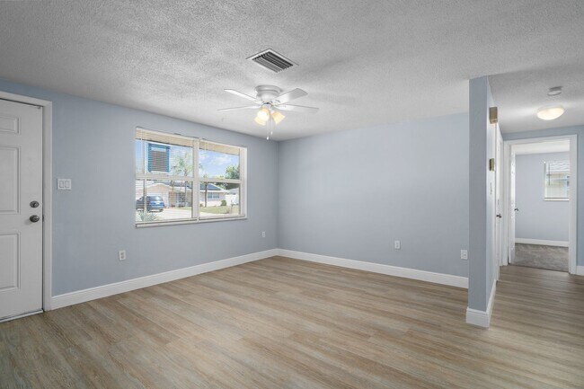Foto del edificio - Meticulously remodeled 3-bedroom, 1.5-bath...