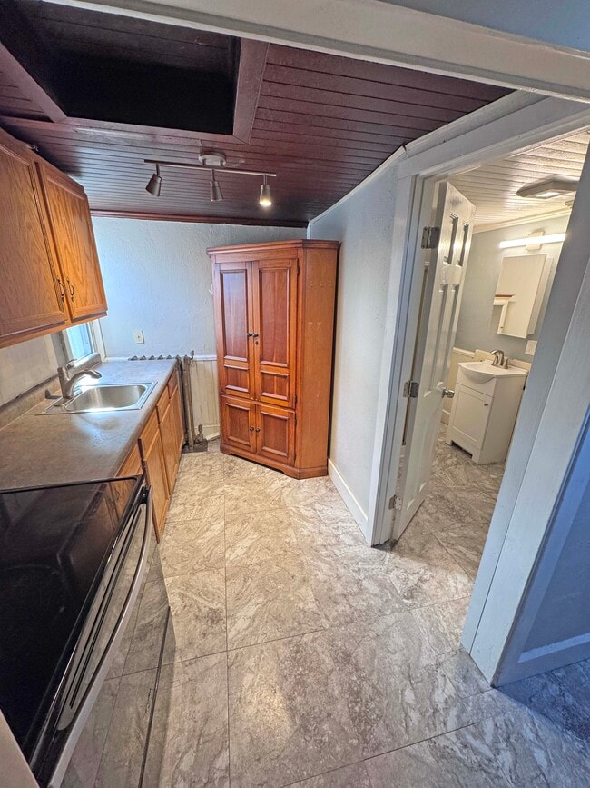 Building Photo - 395 Saint John St