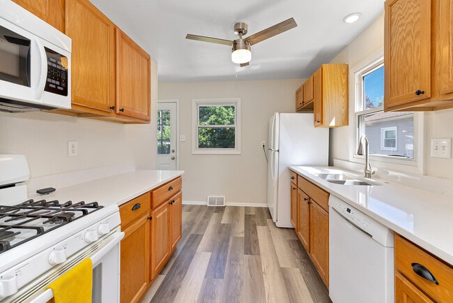 Foto del edificio - 5934 N Lydell Ave