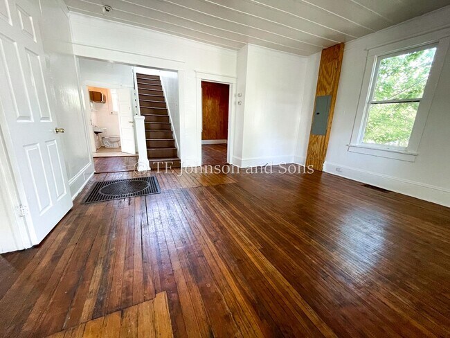 Building Photo - Spacious 4 bedroom near downtown Winston!