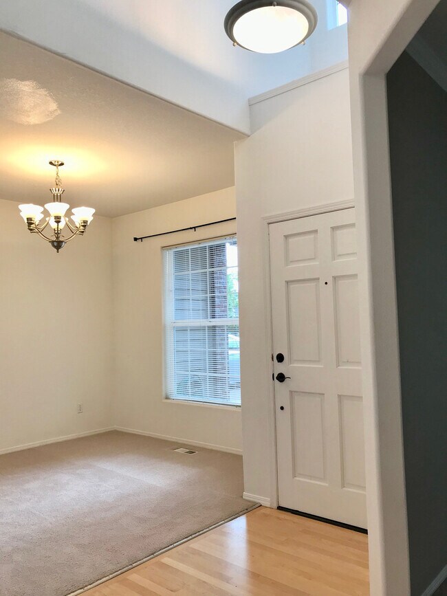 Foto del edificio - Two Story Traditional Backs to Green space- Back on the market!