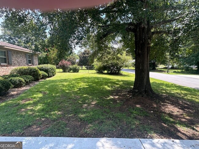 Building Photo - 1020 Tuxedo Ln