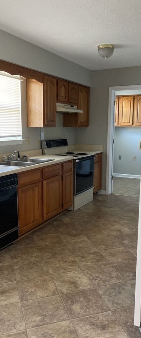 Building Photo - Spacious ranch style 2 bedroom, 2 bath wit...