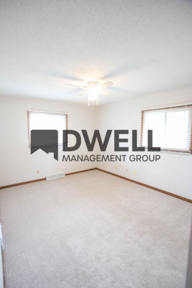 Building Photo - Large Home in Stewartville