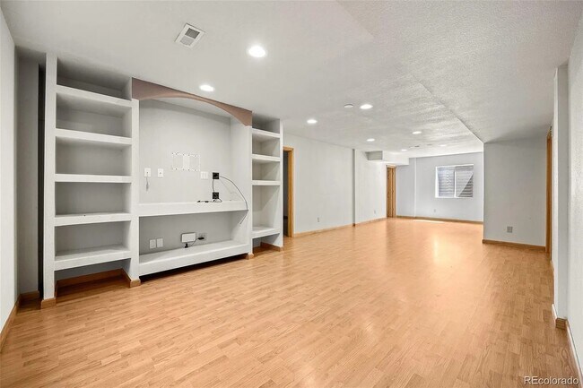 Sala de estar en el sótano - 4623 E 127th Pl