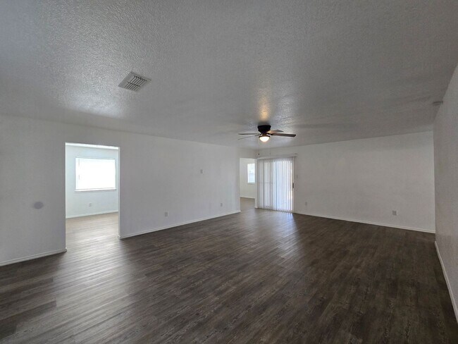 Foto del edificio - RENT SPECIAL - AVAILABLE NOW!