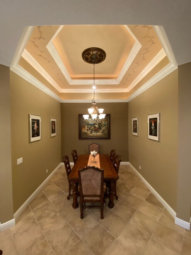 Comedor - 213 Harmony Ln