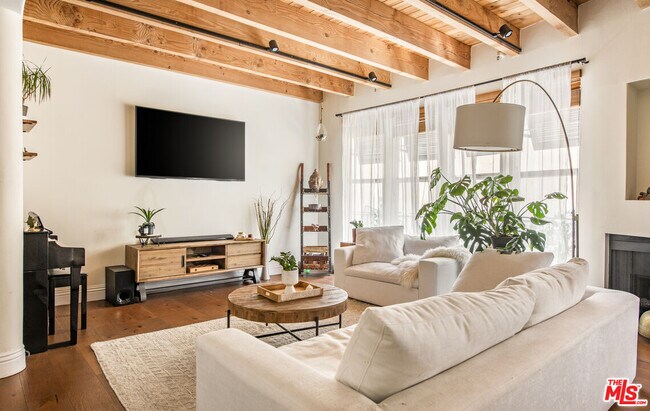 Building Photo - 4360 Ventura Canyon Ave