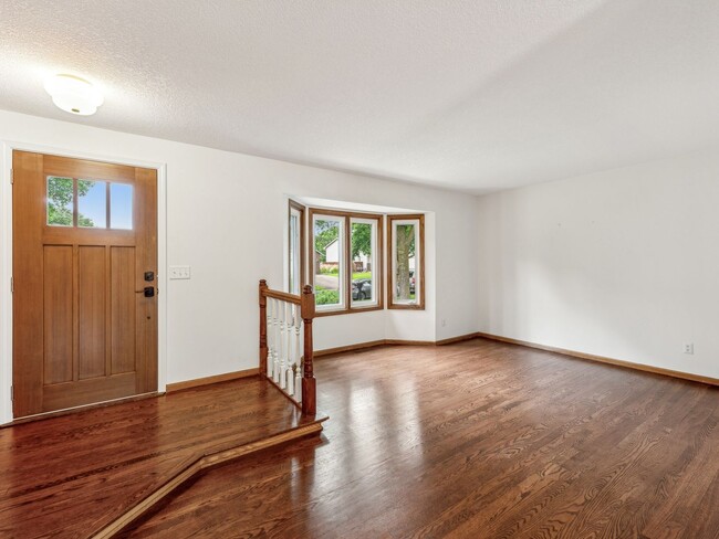 Foto del edificio - 4 Bedroom Single Family Home in Maple Grove