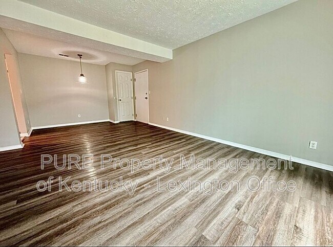 Foto del edificio - 348 Redding Rd