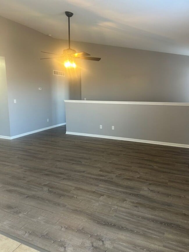 Building Photo - Beautiful 5 Bedroom Home!