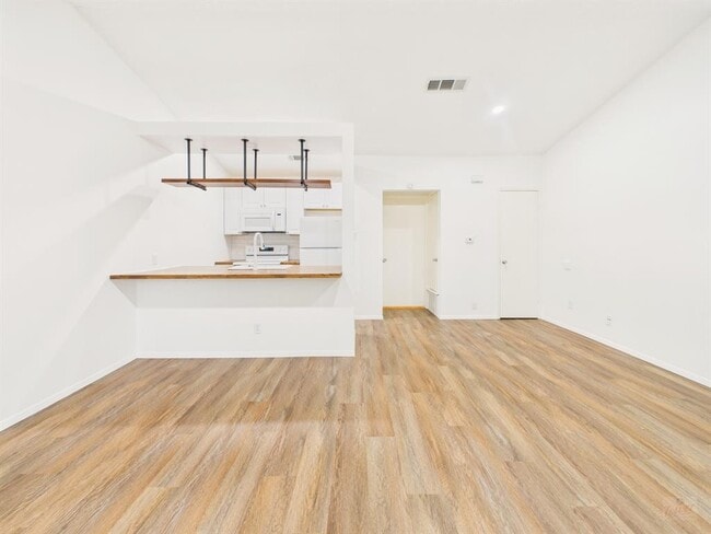 Foto del edificio - 1305 Hollow Creek Dr