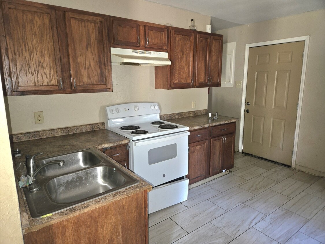 Foto del edificio - 2010 Railroad St