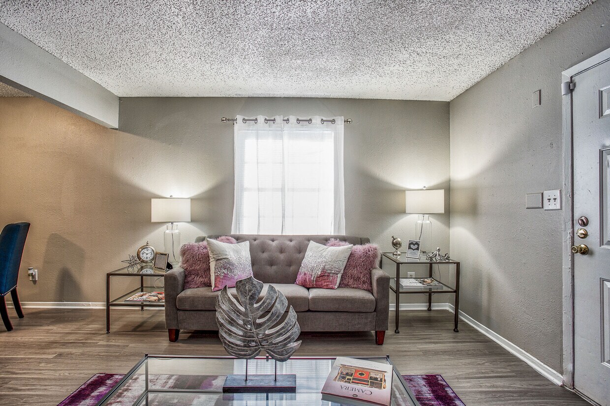 Woodside Flats Apartments in Dallas, TX