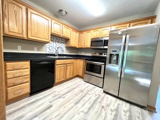 Building Photo - 580 Birch Hill Dr