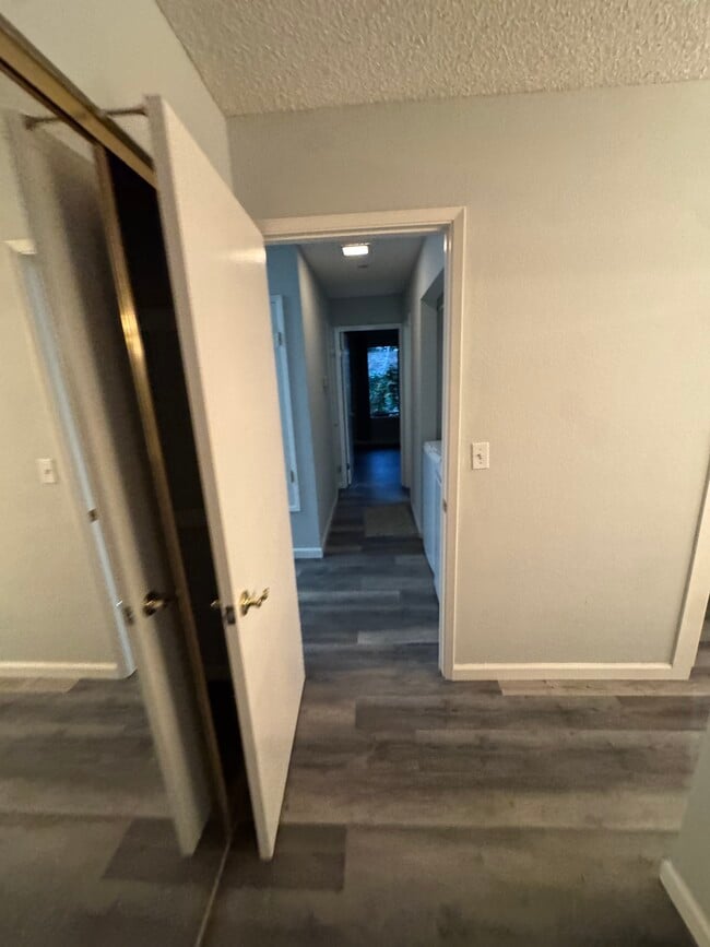 Building Photo - 166 Farm Ln