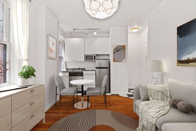 Photo - 140 W 71st St Apartment