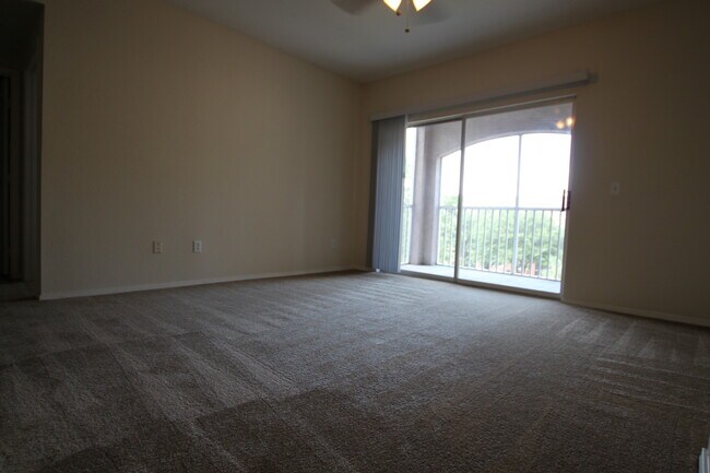 Foto del edificio - The Preserve @ Temple Terrace - 1 bed/1 bath, 3rd floor condo Half off 1st FULL month's rent!