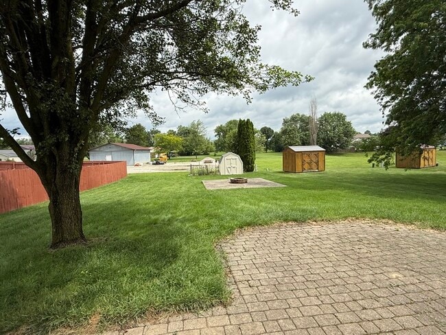 Building Photo - Gorgeous home with large backyard