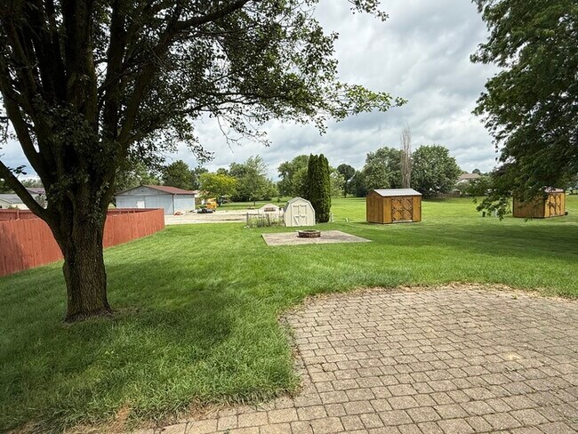 Foto del edificio - Gorgeous home with large backyard