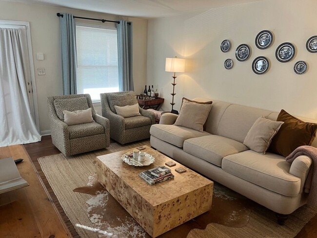 Building Photo - 2 Bedroom/ 1 Bath Apartment in Hillsboro V...