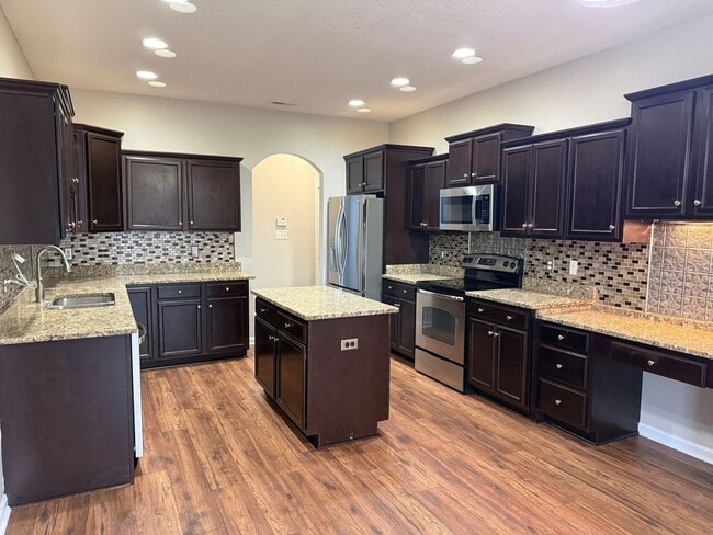 Building Photo - 5 bedroom, 4 bath House