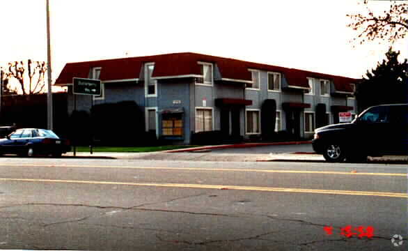 Building Photo - Chateau Central Apartment