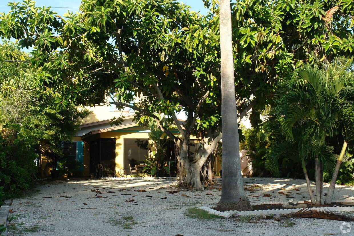 Foto del edificio - 27700 Hickory Blvd
