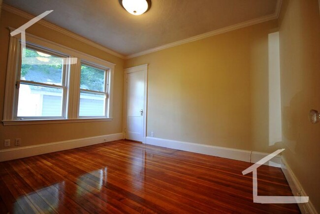 Building Photo - Nicely renovated 4 bed in Oak Square for S...