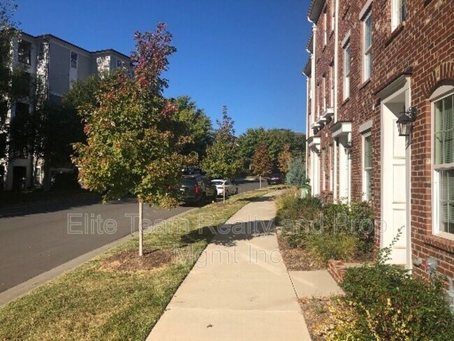 Foto del edificio - 9118 Oban Passage Dr