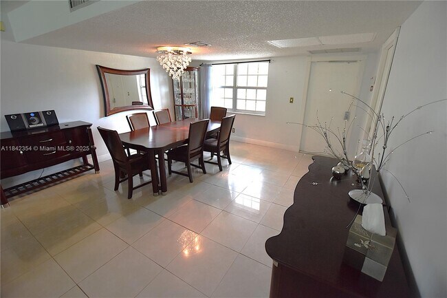 Foto del edificio - 3800 Oaks Clubhouse Dr