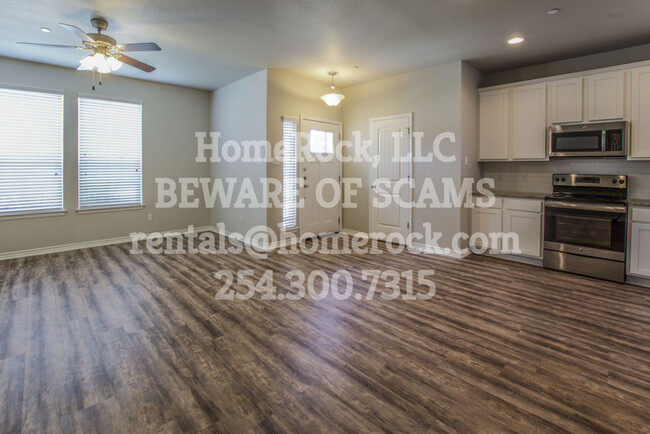 Building Photo - 2 Bedroom 2.5 Bath Townhome Available NOW!