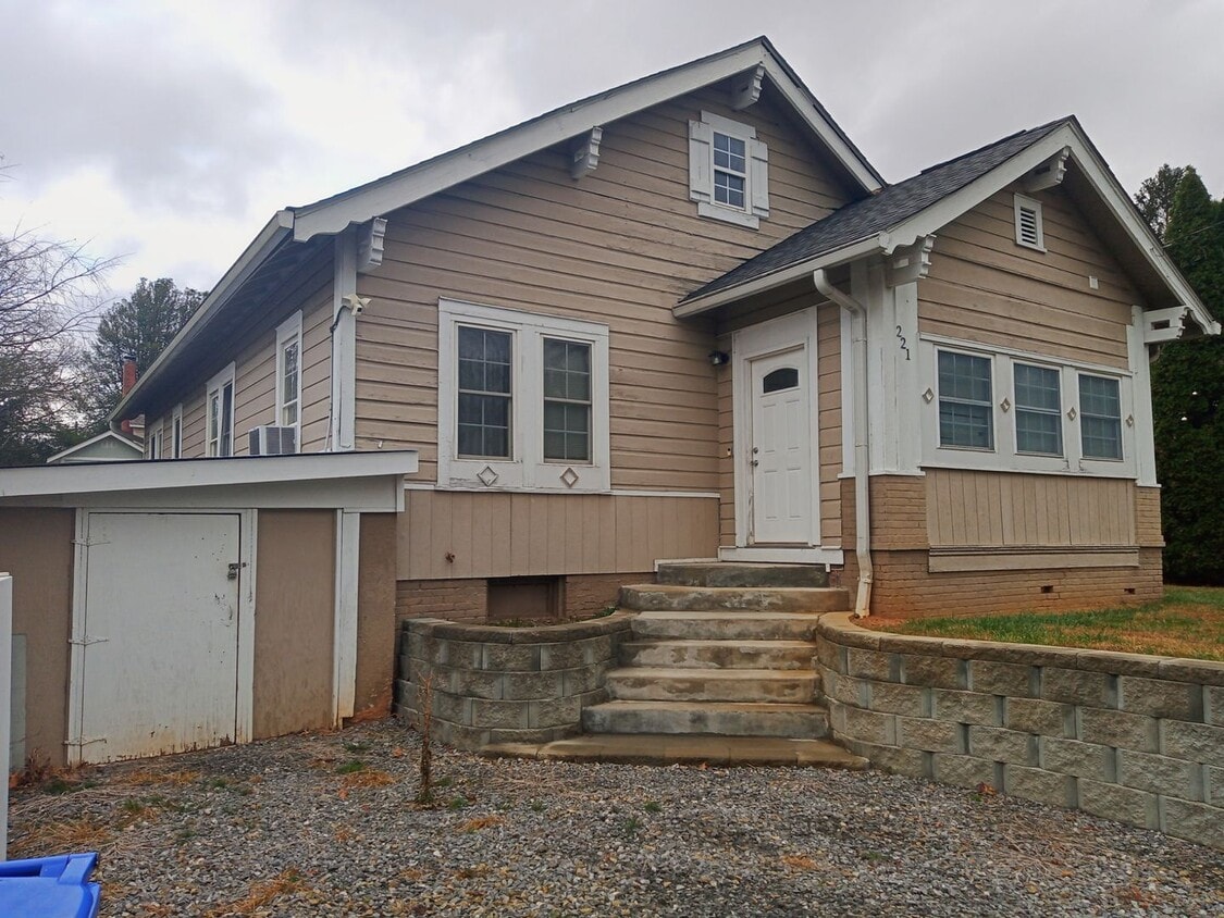 Foto principal - Gorgeous house walking distance from Biltmore Village available now!