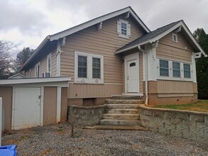 Building Photo - 221 Summit St