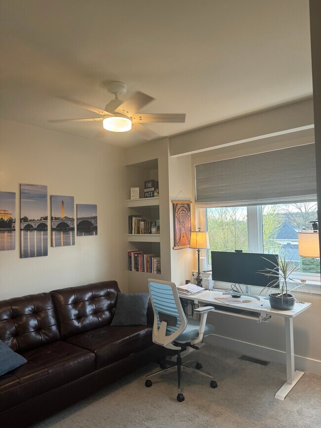 Office - standing desk, sofa bed, ensuite - 3215 12th St NE