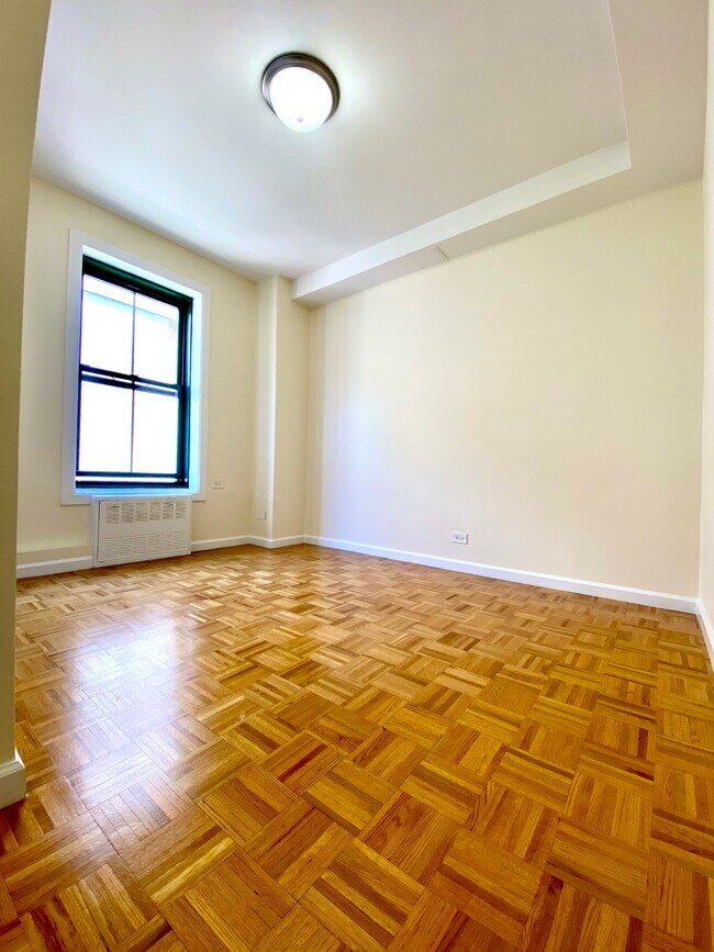 Building Photo - 511 E 78th St