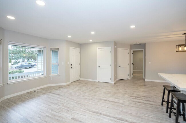 Foto del edificio - Spacious 3-Bedroom Home with Deck & Fenced Yard