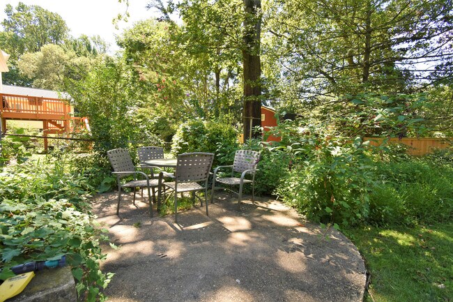 Building Photo - Fantastic 4 Bedroom, 3 Full Bathroom, Close in Bethesda Home!