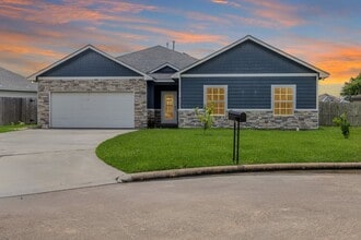 Building Photo - 2422 Cardinal Dr