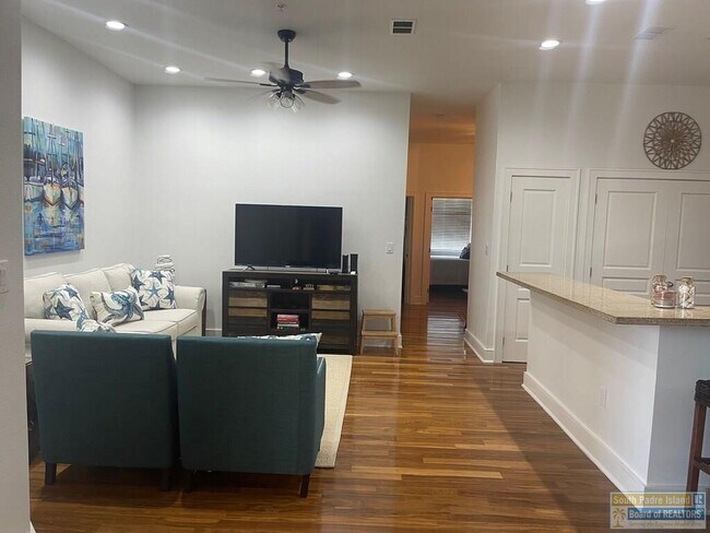 Foto del edificio - 6410 Padre Blvd