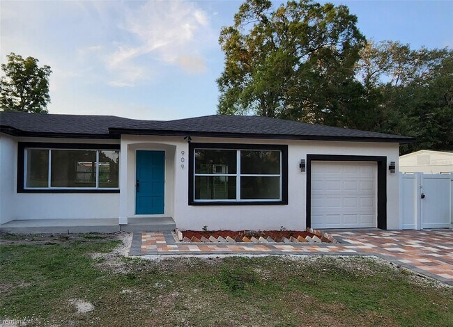 Building Photo - 3 br, 1 bath House - 909 i W Country Club ...