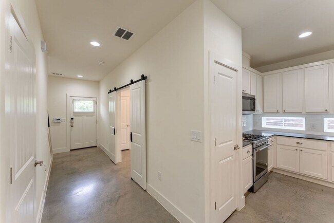 Foto del edificio - Stunning Contemporary Farmhouse: 3 Bedroom...