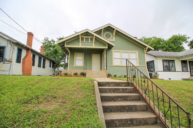 Building Photo - Historic 3/2 Adorable Remodel in Dignowity...
