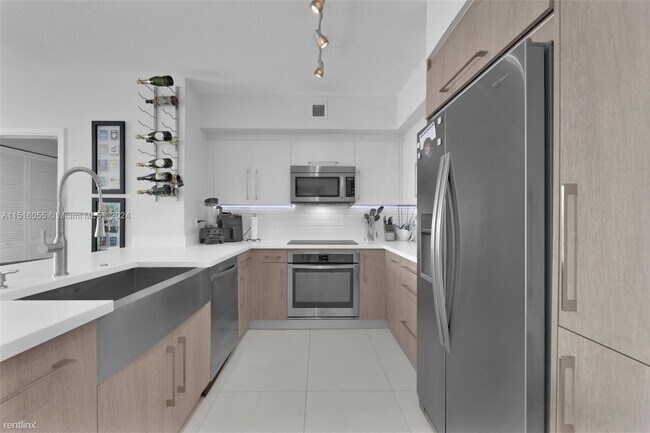 Building Photo - 2 br, 2 bath Condo - 325 S Biscayne Blvd A...