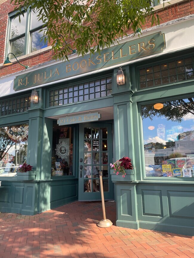 Foto del edificio - 1023 Boston Post Rd